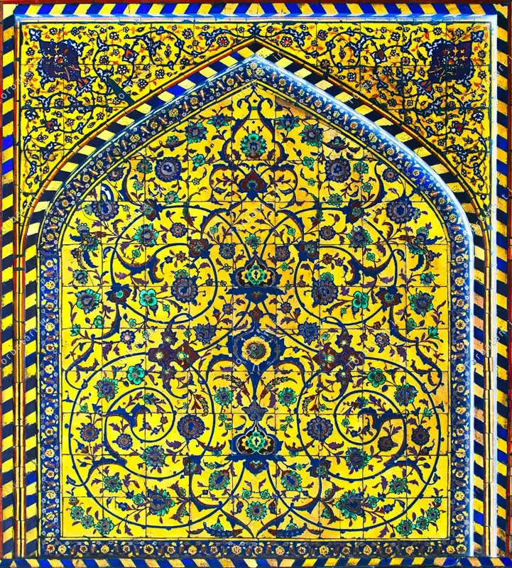 عکس کاشی کاری اسلیمی محراب با پس زمینه زرد — تصویر 2