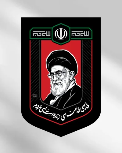 کتیبه وسط خدای خامنه‌ای زنده است ای مردم